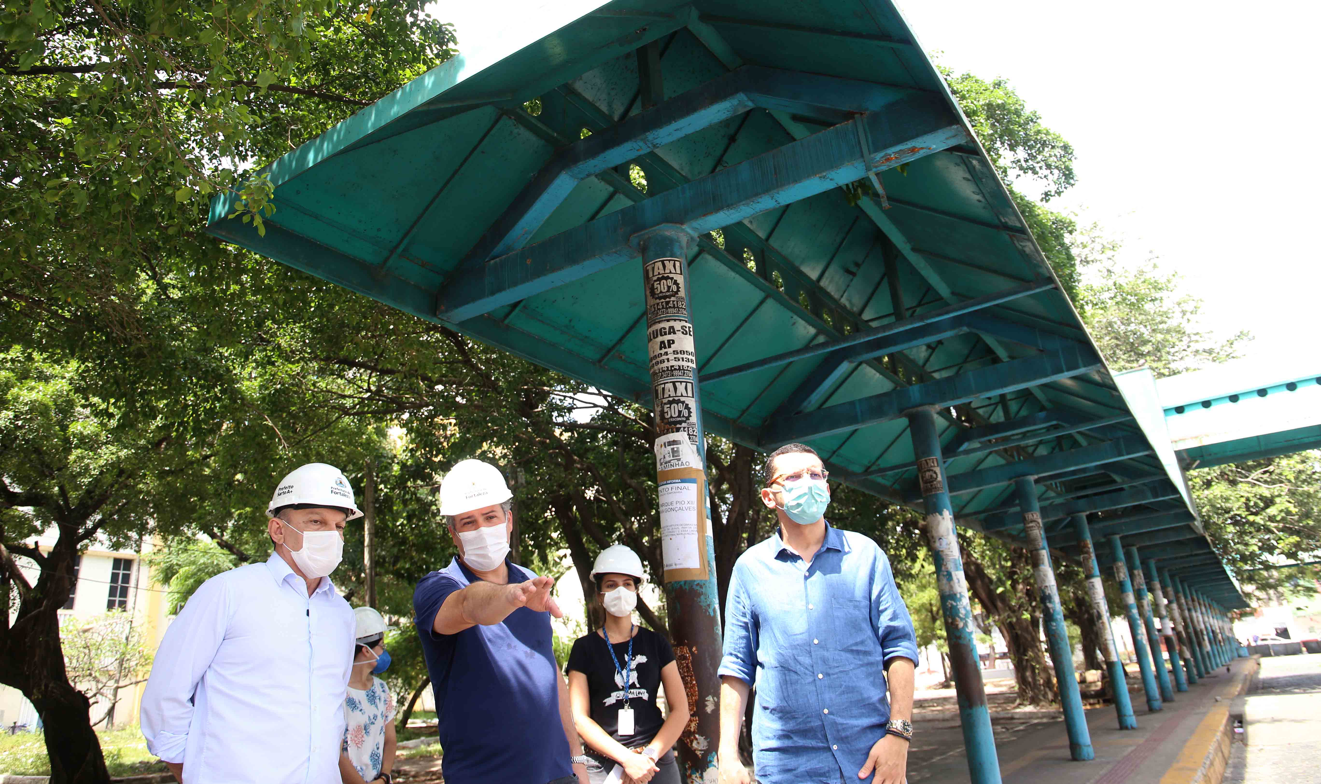 grupo de pessoas na praça coração de jesus, na plataforma onde param os ônibus